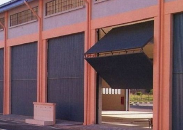 Garasi dengan Pintu Lipat Baja Hitam